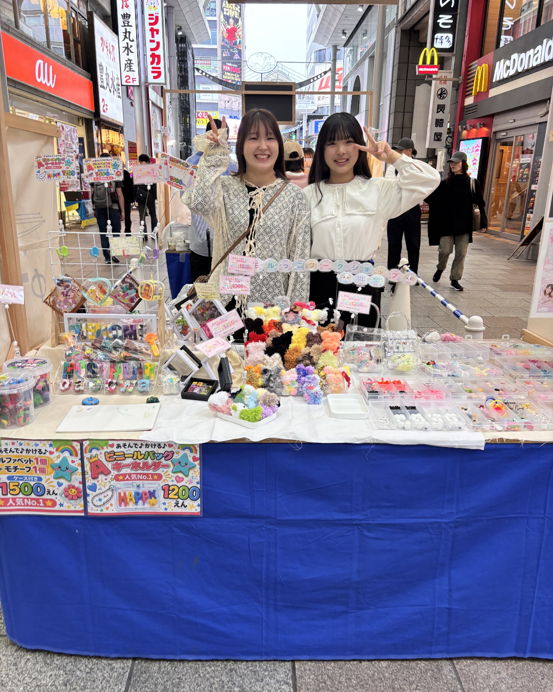 カラフルなクレヨンやモールドールが並ぶBunt crayon shopのブース