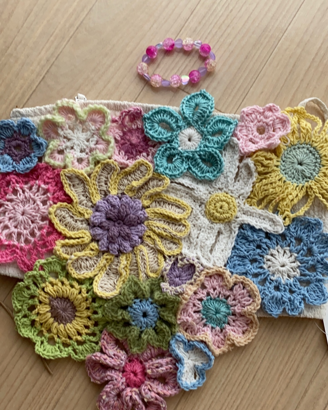 色とりどりの花のモチーフをあしらった編み物作品