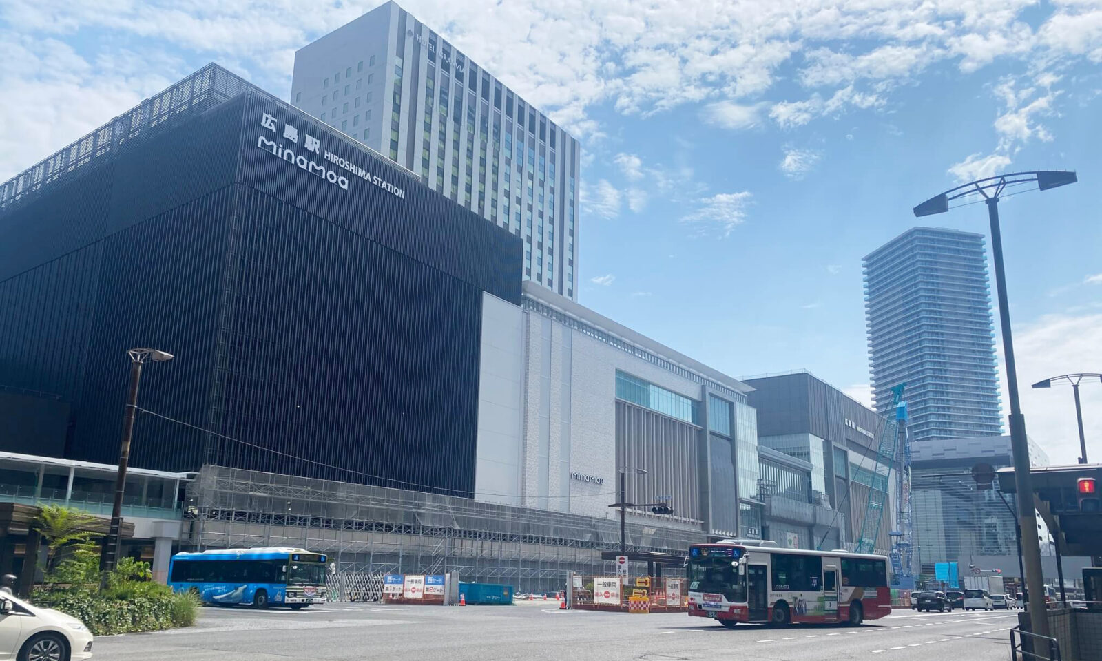 整備の行き届いた歩道と川沿いの美しい日常
